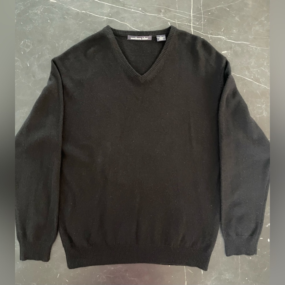 Elegant Black Cashmere Northern Isles V-Neck Sweater for Men Size M Great Condi